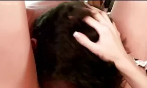 Красива брюнетка besplatni porno klipove